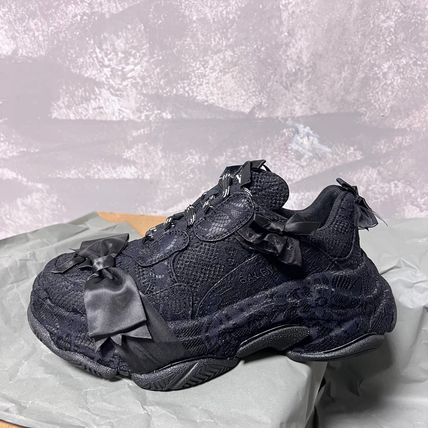👟👟Ex-factory price 720👟👟 BALENCIAGA, lace bow Paris daddy, lace bow🎀triples are really super cute, white lace➕pink ribbon bow🎀definitely touches the heart of girls, this design actually has a sweet and cool feeling! There’s no girl who doesn’t like lace! Break through the cool dad shoe series and boldly try sweet styles! Code number: 35-39 (40 customized)